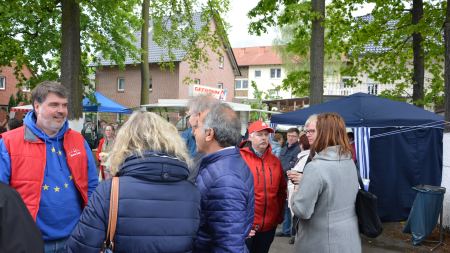 Besucher folgen dem Bühnenprogramm