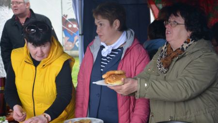 Frauen verkaufen russische Spezialitäten