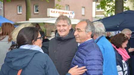 Geschäftsführer Kücük, Landrat Makiolla und weitere Festbesucher*innen