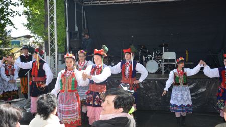 Polnische Folkloregruppe tanzt vor der Bühne