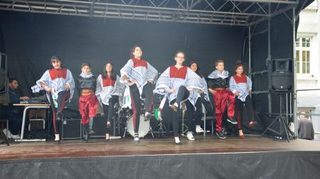 Palästinensische Tanzgruppe auf der Bühne
