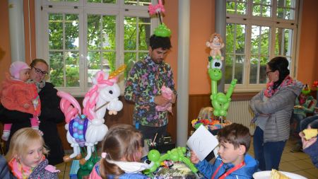 Künstler bastelt Luftballons für Kinder
