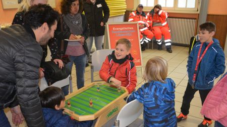 Kinder spielen Tischfußball
