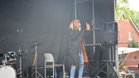 Sängerin "Elex" singt auf der Bühne
