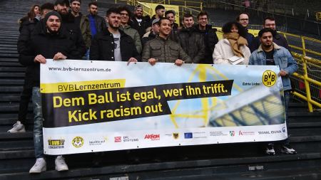 Jugendliche halten Plakat vom BVB Lernzentrum 