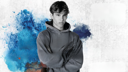 Junger Mann mit Hoodie schaut grimmig drein