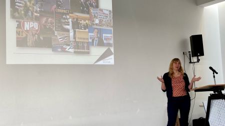 Frau hält Präsentation
