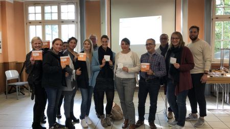 Gruppenbild mit unseren Berater*innen und Gästen vom Projekt "Faire Integration"