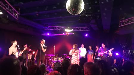 Akustolia auf dem Tag der Vielfalt Band spielt in Club vor Publikum