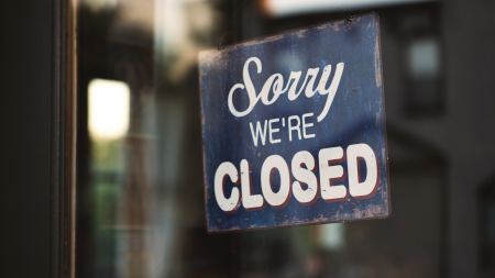 Schild an Tür „Sorry, we‘re closed“