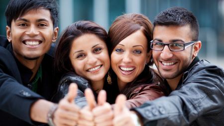 Gruppe von Jugendlichen zeigen Daumen hoch Gruppe von Jugendlichen zeigen Daumen hoch