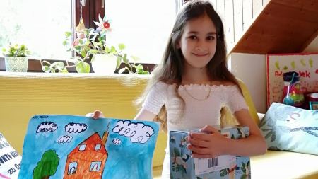 2. Gewinnerin Ada Melek Mädchen mit selbstgemaltem Bild