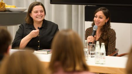 Moderatorin Zeynep Kartal und Autorin Gilda Sahebi mit Mikrofonen in der Hand