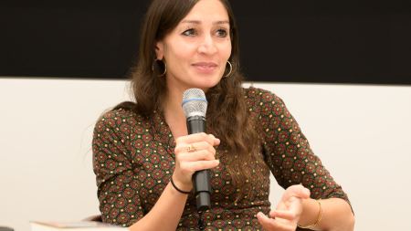Autorin Gilda Sahebi spricht in ein Mikrofon