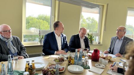 Vier Männer im Gespräch am Konferenztisch