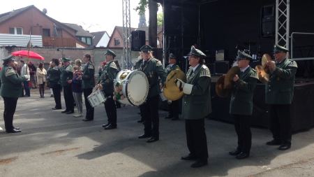 Spielmannszug des Schützenvereins Lünen-Süd musiziert vor der Bühne
