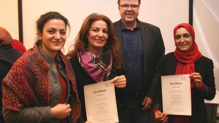 Senem Aksun und Fatiha Hathouti zeigen ihre Zertifikate