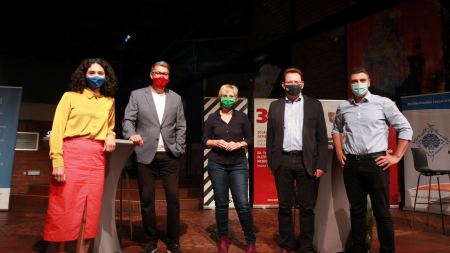 Die OB-Kandidat*innen mit den Moderator*innen Die OB-Kandidat*innen mit den Moderator*innen