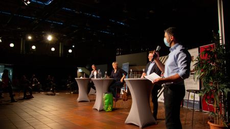 Moderator im Gespräch mit den OB-Kandidat*innen Moderator im Gespräch mit den OB-Kandidat*innen