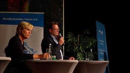 OB-Kandidat Hollstein diskutiert mit den anderen OB-Kandidat*innen OB-Kandidat Hollstein diskutiert mit den anderen OB-Kandidat*innen