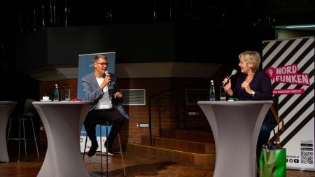 Die OB-Kandidat*innen Westphal und Schneckenburger diskutieren miteinander