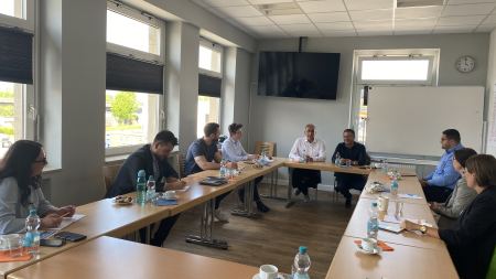 Menschen sitzen um einen Tisch herum