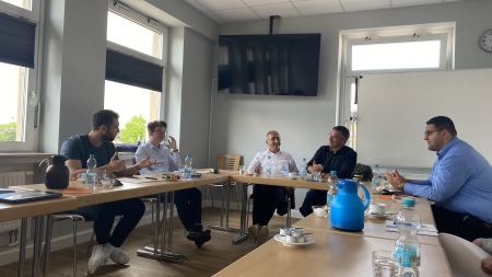Fünf Menschen gestikulierend im Gespräch