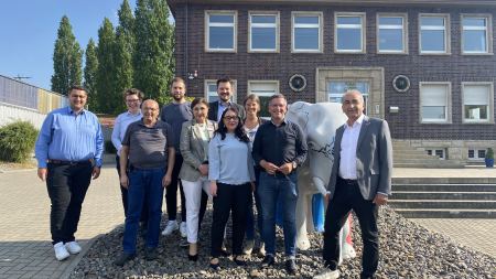 Gruppenfoto vor Modell-Elefant