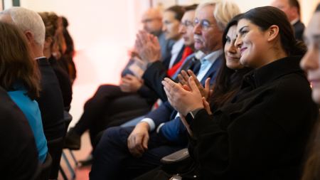 hintere Reihe applaudiert