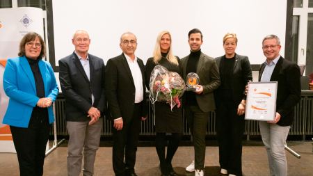Gruppenfoto mit den Gewinner*innen und Verleiher*innen des Interkulturellen Wirtschaftspreises