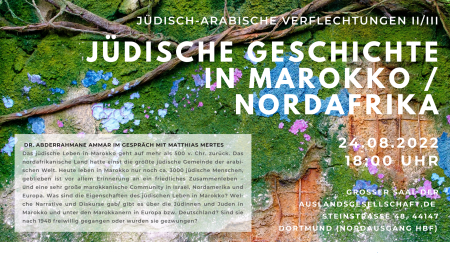 Verflochtene Äste eines Baumes an einer mit grünem Moos bewachsenen Wand als Hintergrund für die Ankündigung der Veranstaltungsankündigung "Jüdische Geschichte in Marokko/Nordafrika"