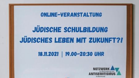 Whiteboard in Klassenraum mit Aufschrift "Jüdische Schulbildung - Jüdisches Leben mit Zukunft?!"