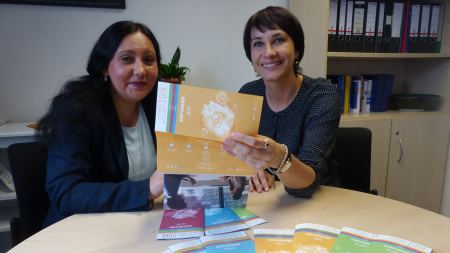 Kursleitung stellt Programmflyer vor