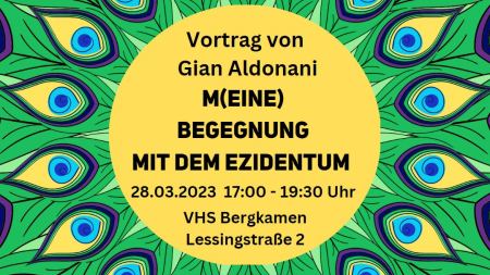 Pfauenfedern mit Veranstaltungstitel im Zentrum