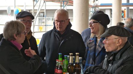 Gäste am Stehtisch