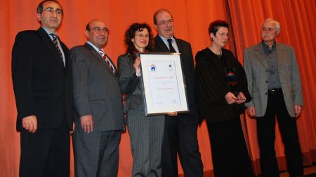 Gewinner Multi-Kulti-Preis 2008: Gesamtschule Friedensschule Hamm bei Preisverleihung in Aula auf Bühne mit Kenan Küçük, Karl-Heinz Schimek und Thomas Hunsteger-Petermann