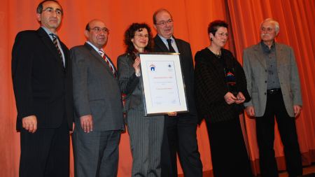 Gewinner Multi-Kulti-Preis 2008: Friedensschule Hamm Gewinner Multi-Kulti-Preis 2008: Gesamtschule Friedensschule Hamm bei Preisverleihung in Aula auf Bühne mit Kenan Küçük, Karl-Heinz Schimek und Thomas Hunsteger-Petermann