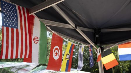 Wimpelkette mit Flaggen unterschiedlicher Nationen