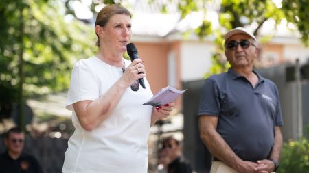 Die Lüner Bürgermeisterin Martina Förster-Teutenberg spricht in ein Mikrofon. Daneben steht Kenan Küçük.