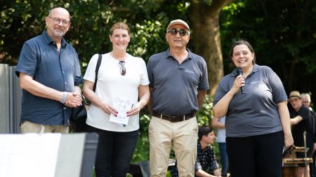 Nebeneinander in einer Reihe von links nach rechts: NRW-Politiker Rainer Schmeltzer, Bürgermeisterin Martina Förster-Teutenberg, Kenan Küçük und Zeynep Kartal.