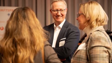 drei Personen im Gespräch