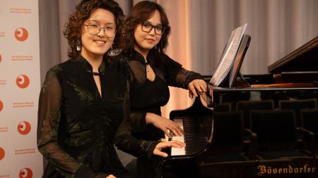 zwei Frauen am Flügel