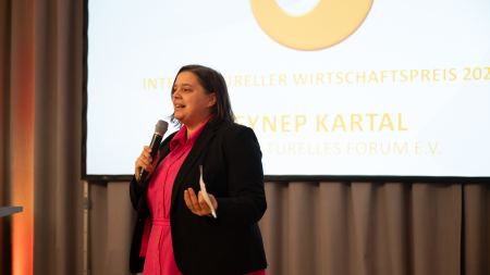 Moderatorin spricht auf der Bühne