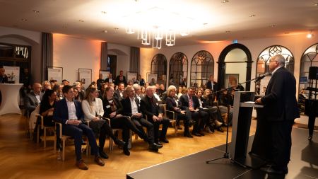 Mann hält Rede vor dem Publikum