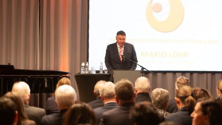 Mann hält Rede vor Publikum