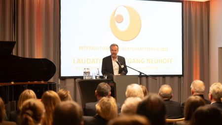 Mann redet vor Publikum