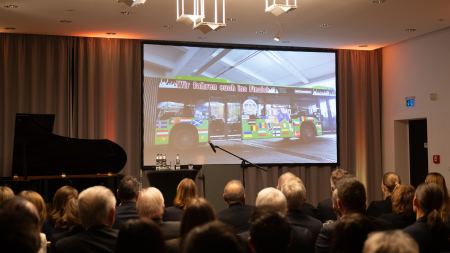 Dem Publikum wird ein Videoclip gezeigt