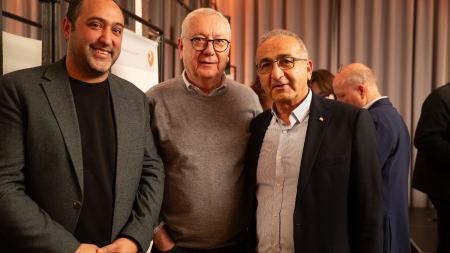 drei Männer stehen nebeneinander