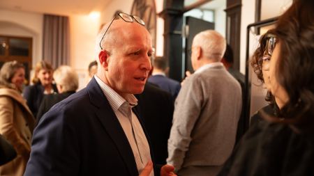 Mann unterhält sich mit Frau