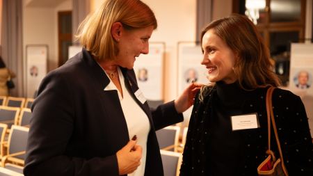 Zwei Frauen unterhalten sich